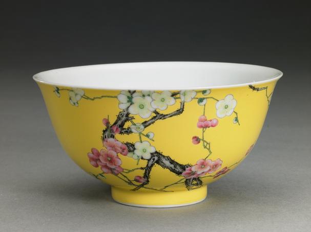 黄地珐琅彩梅花纹碗
