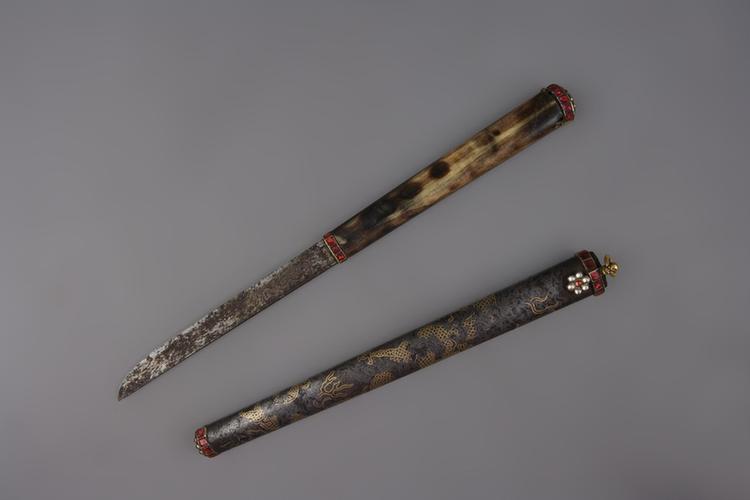 铁嵌金银丝云龙纹牛角柄鞘刀