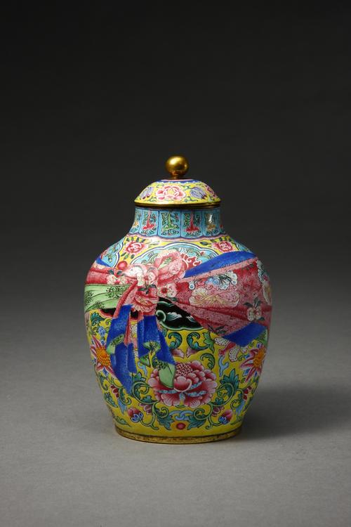 乾隆款画珐琅花卉袱系纹盖罐