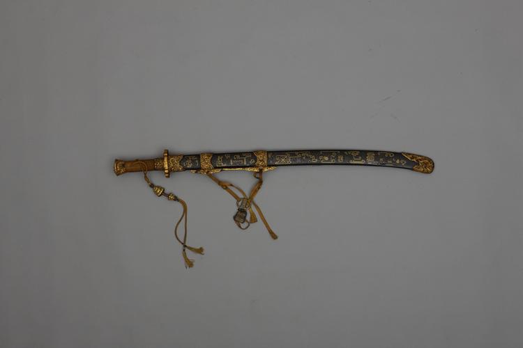 铁錾龙纹柄黑漆金银丝鞘太阿腰刀