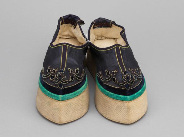 石青色缎补绒花卉纹头尖底鞋