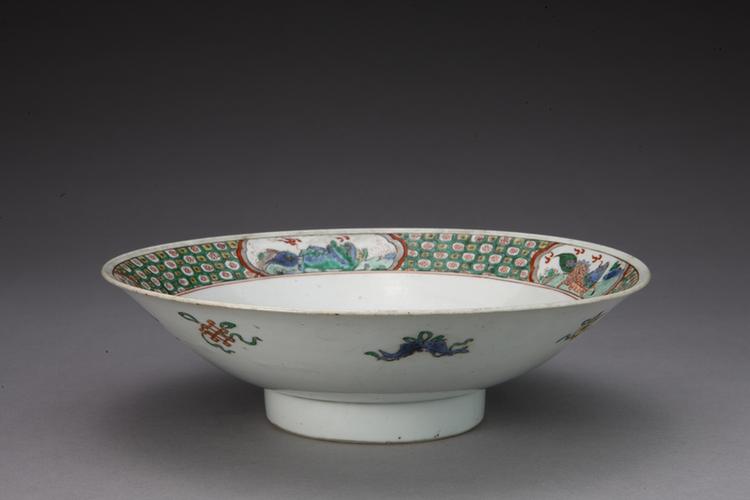 问心斋款五彩里狮子外八吉祥纹碗