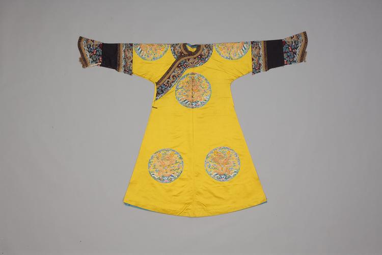 明黄色缎绣八团彩云金龙纹女龙袍拆片