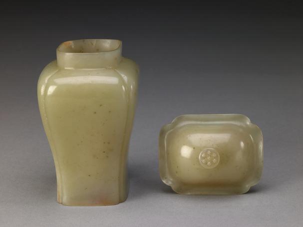 青玉光素委角扁方盖罐