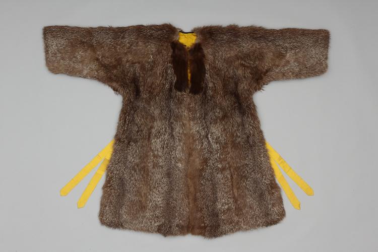 明黄色团龙纹暗花江绸玄狐皮端罩