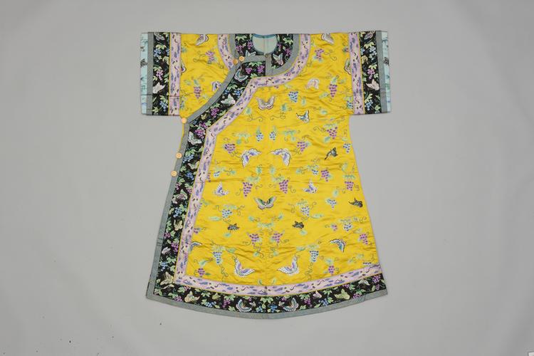 明黄色缎绣葡萄蝴蝶纹衬衣