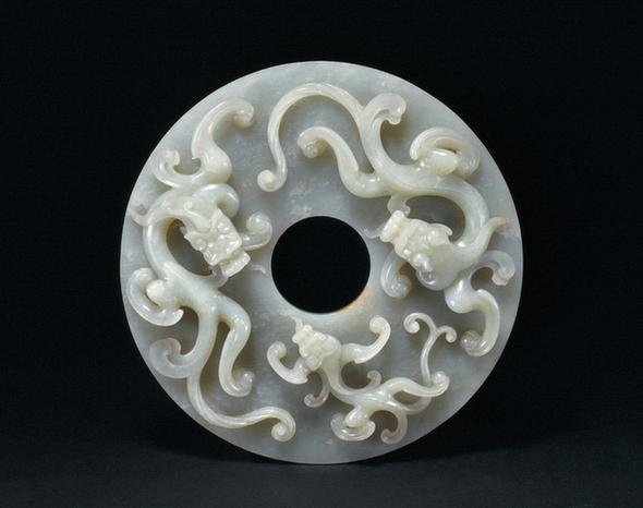 青玉三螭蚕纹璧