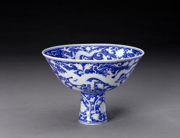 乾隆款青花地白龙穿花纹高足碗