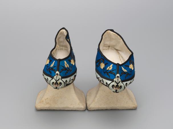 月白色缎绣花盆底女夹鞋