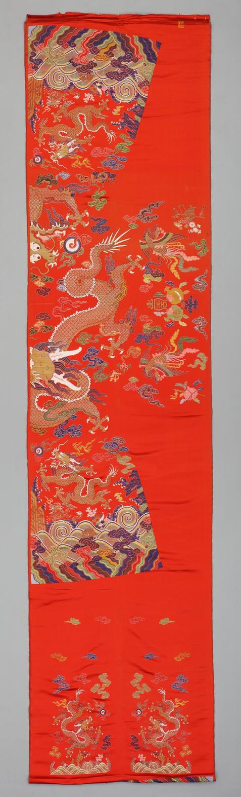 红色地五彩云蝠龙凤纹妆花缎袍料