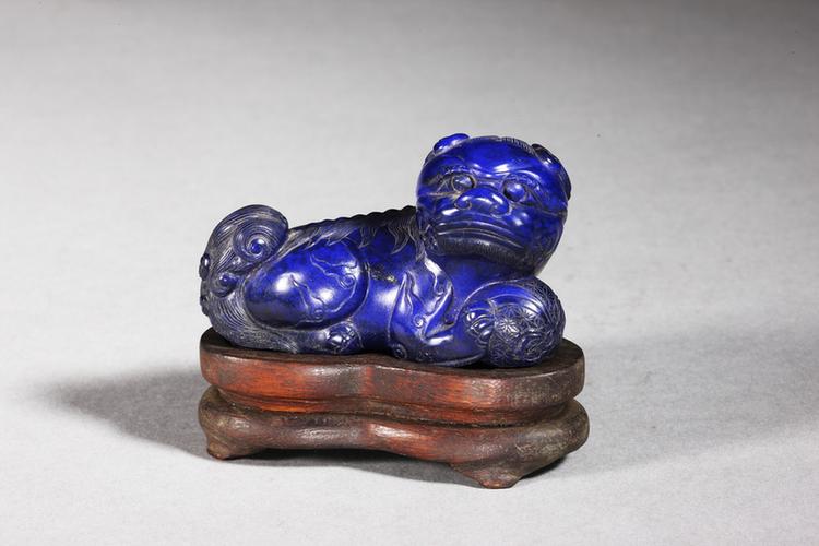 青金石捧绣球卧狮