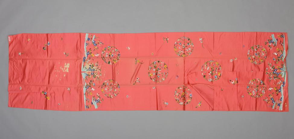 桃红色缎绣八团有水花蝶纹袍料