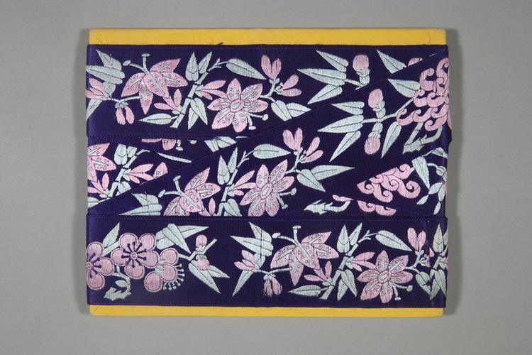 藕荷色缎地银灰湖色梅兰竹菊纹绦