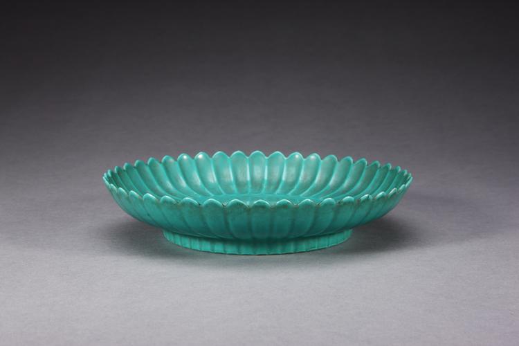 雍正款洒蓝釉菊瓣盘