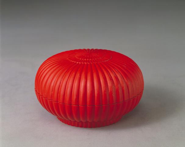 脱胎朱漆菊瓣式盒