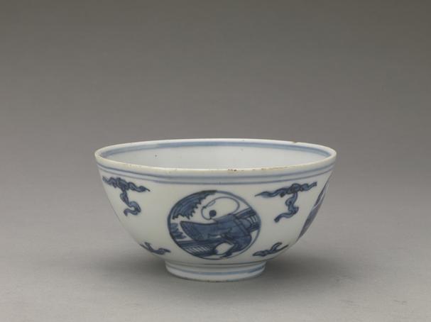 长春佳器款青花团花婴戏图碗