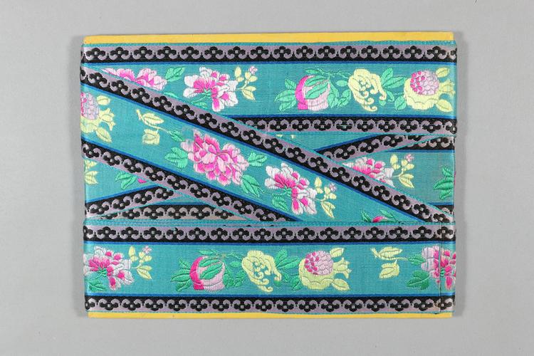 品月色缎地三多牡丹纹绦