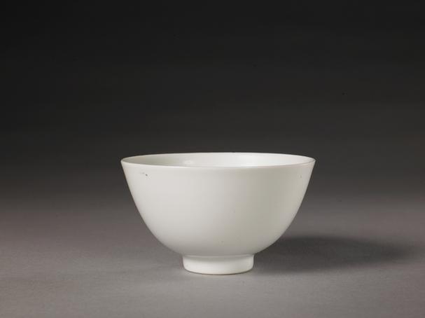 乾隆款白釉碗
