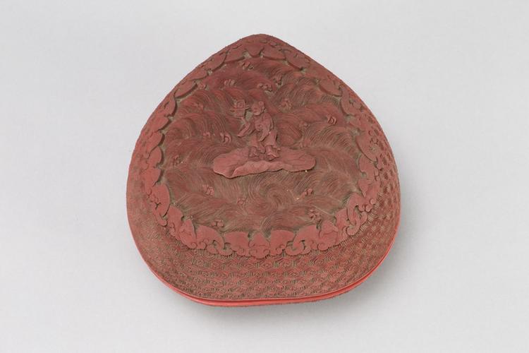 剔红八仙图桃式盒