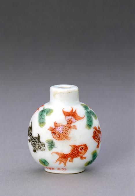 粉彩鱼藻纹鼻烟壶