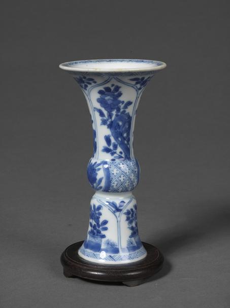 青花锦地开光花卉图花觚