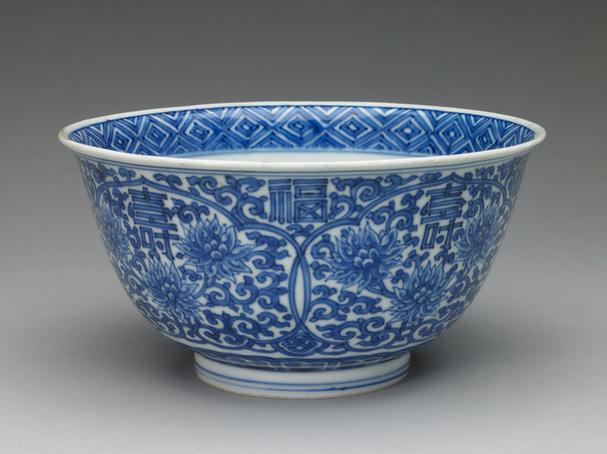 青花福寿缠枝莲纹碗