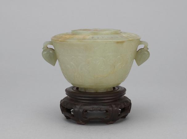 痕都斯坦青玉缠枝莲纹双耳带盖碗