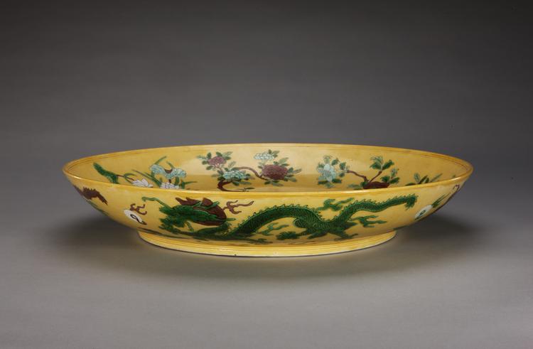 储秀宫制款黄地紫绿彩云龙花卉纹盘