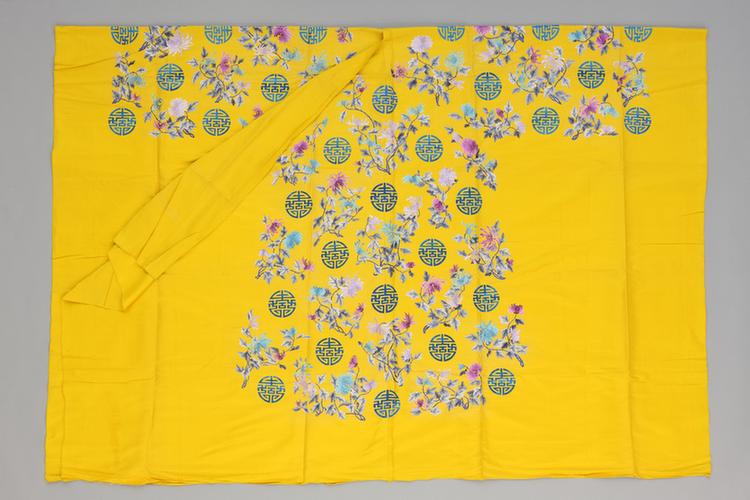 明黄色绸绣浅彩菊花寿字纹袍料
