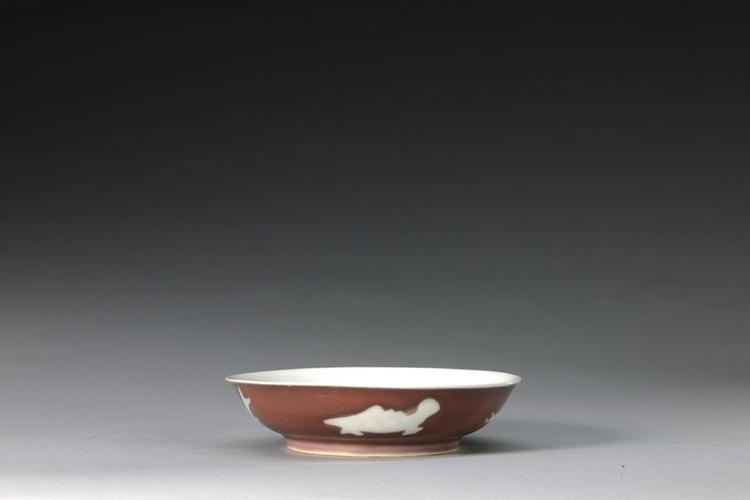 鲜红釉白鱼纹盘