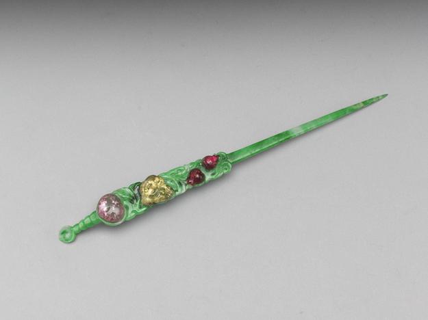 翠玉嵌碧玺三多耳挖簪