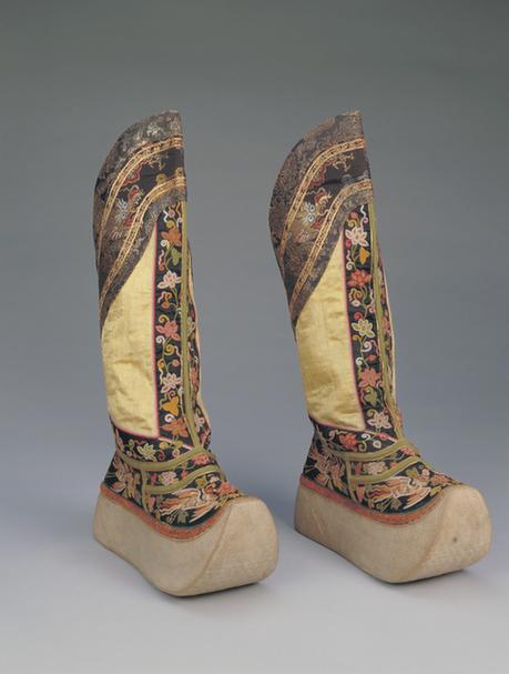 黄色缎锁绣花卉凤凰纹厚底靴