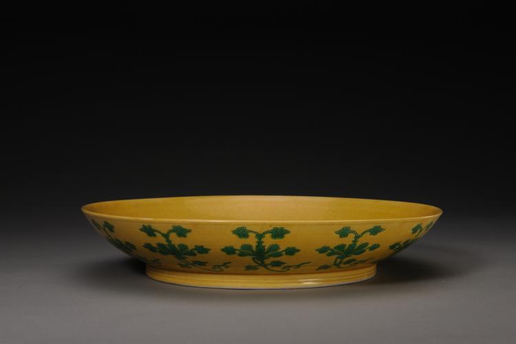 道光款黄地绿彩折枝花卉纹盘