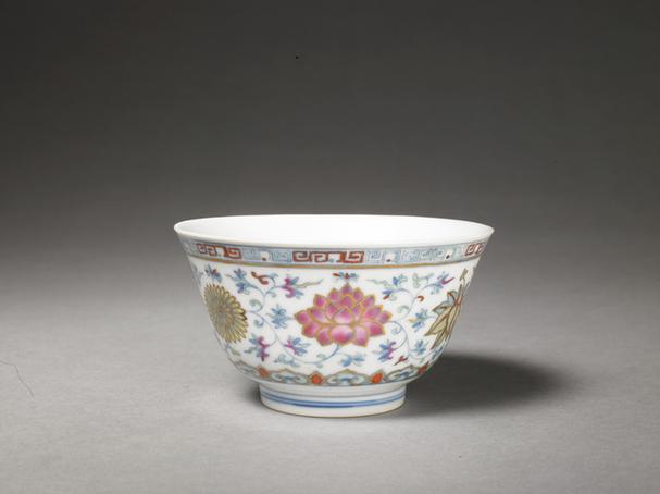 斗彩描金缠枝花纹碗