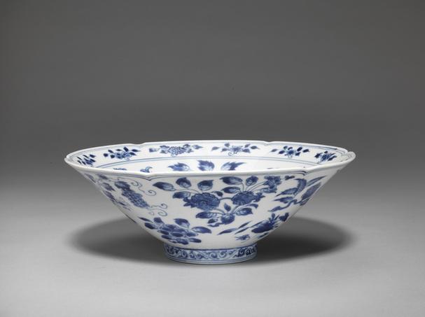 宣德款青花缠枝莲纹花口碗