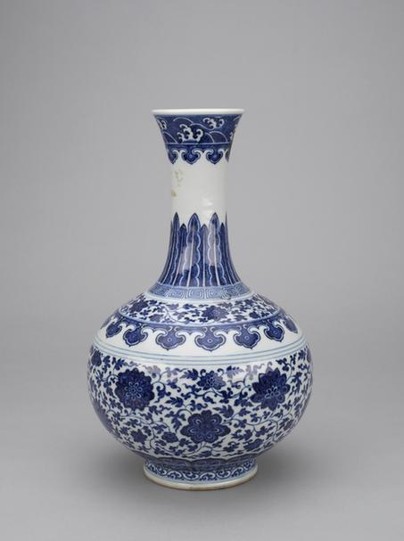 嘉庆款青花缠枝莲纹赏瓶