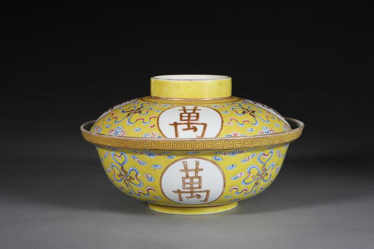 光绪款黄地粉彩卍字开光“万寿无疆”盖碗