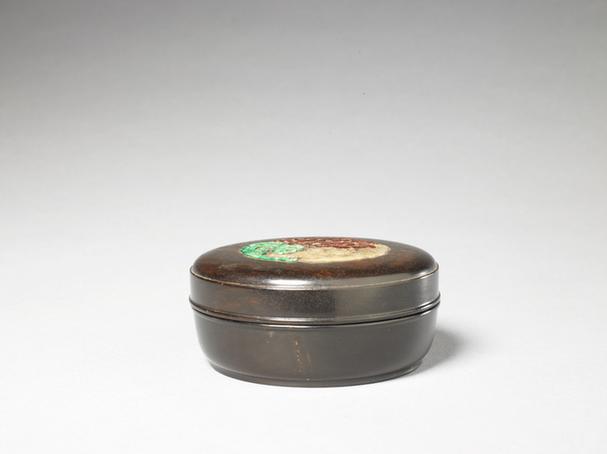 紫檀嵌牙骨螺钿三螭纹圆盒