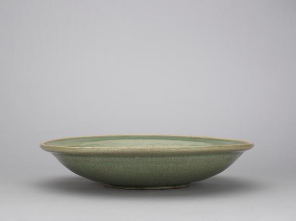 龙泉窑青釉刻花朵花纹折沿盘