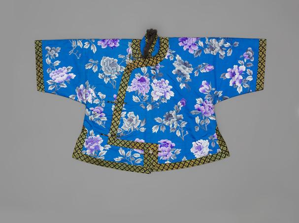 月白色绸绣牡丹纹银鼠皮琵琶襟马褂