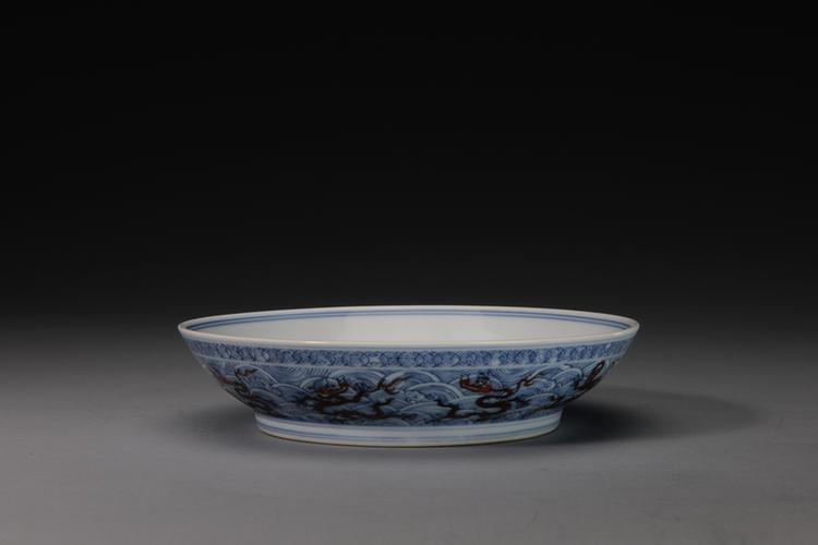 乾隆款青花矾红彩海水云龙纹盘