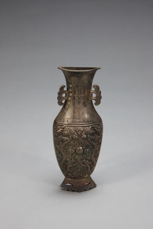 银双龙戏珠纹“延年益寿”字壁瓶