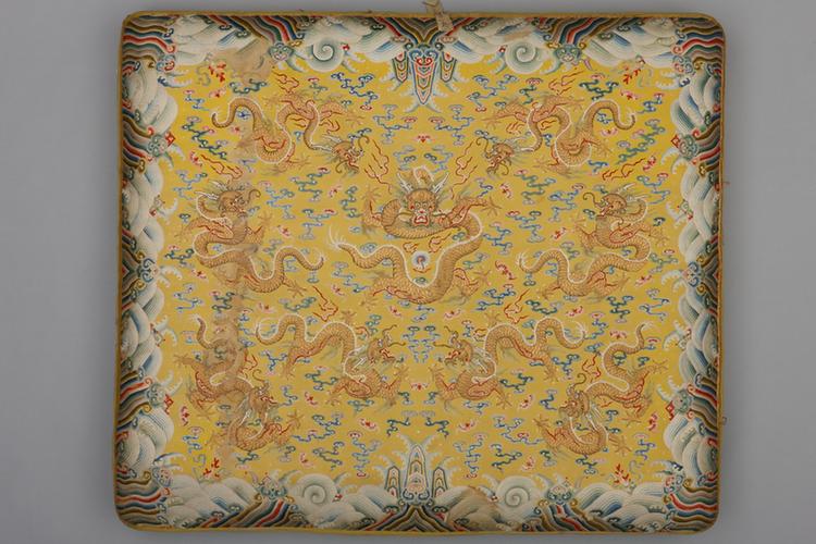 黄色缎绣云蝠海水金龙纹坐褥