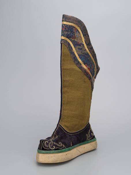 香色缎钉云纹头尖底靴