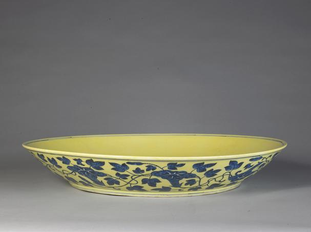 黄地青花缠枝桃纹大盘