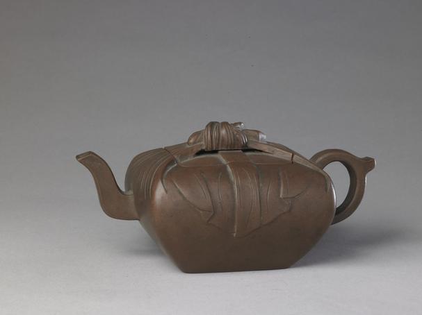 世德堂款宜兴窑紫砂包袱式壶