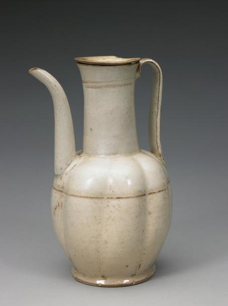 青白釉瓜棱执壶