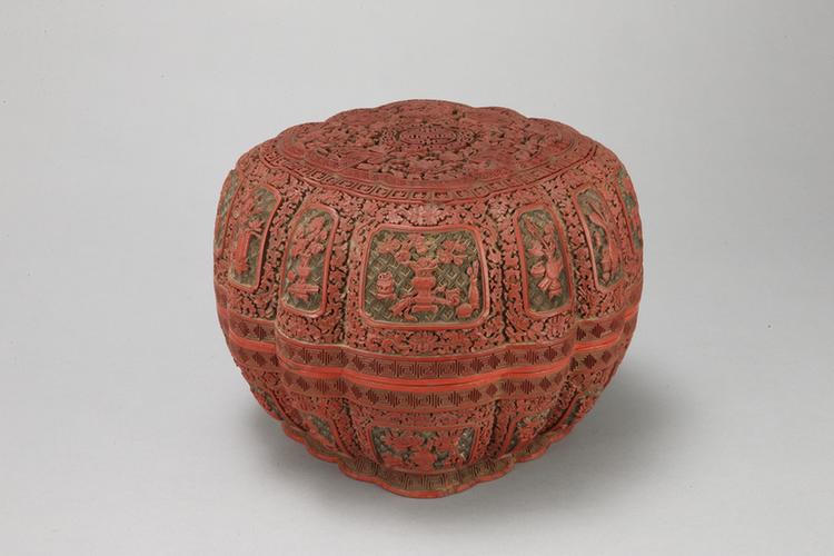 剔红福寿纹开光博古纹瓜棱式捧盒