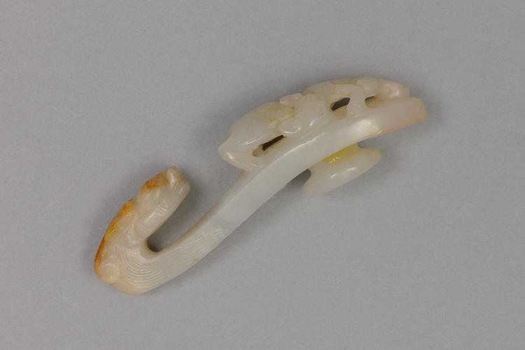 白玉浮雕蟠螭纹龙首带钩