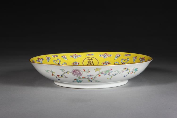 光绪款外白地里黄地粉彩描金结带“卍”字“万寿无疆”盘